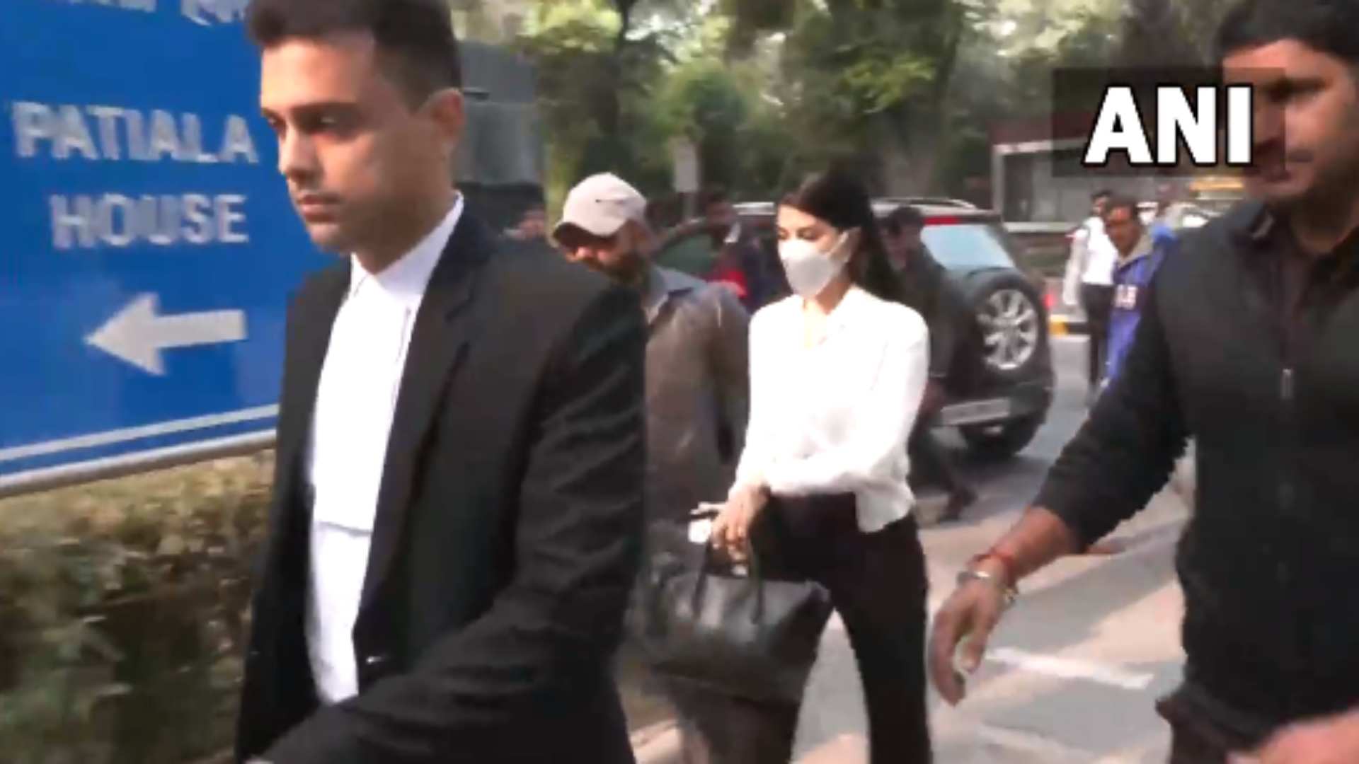 Money laundering case: कोर्ट पहुंची Jacqueline Fernandez, जमानत याचिका पर होगी सुनवाई। Money laundering case: कोर्ट पहुंची Jacqueline Fernandez, जमानत याचिका पर होगी सुनवाई।