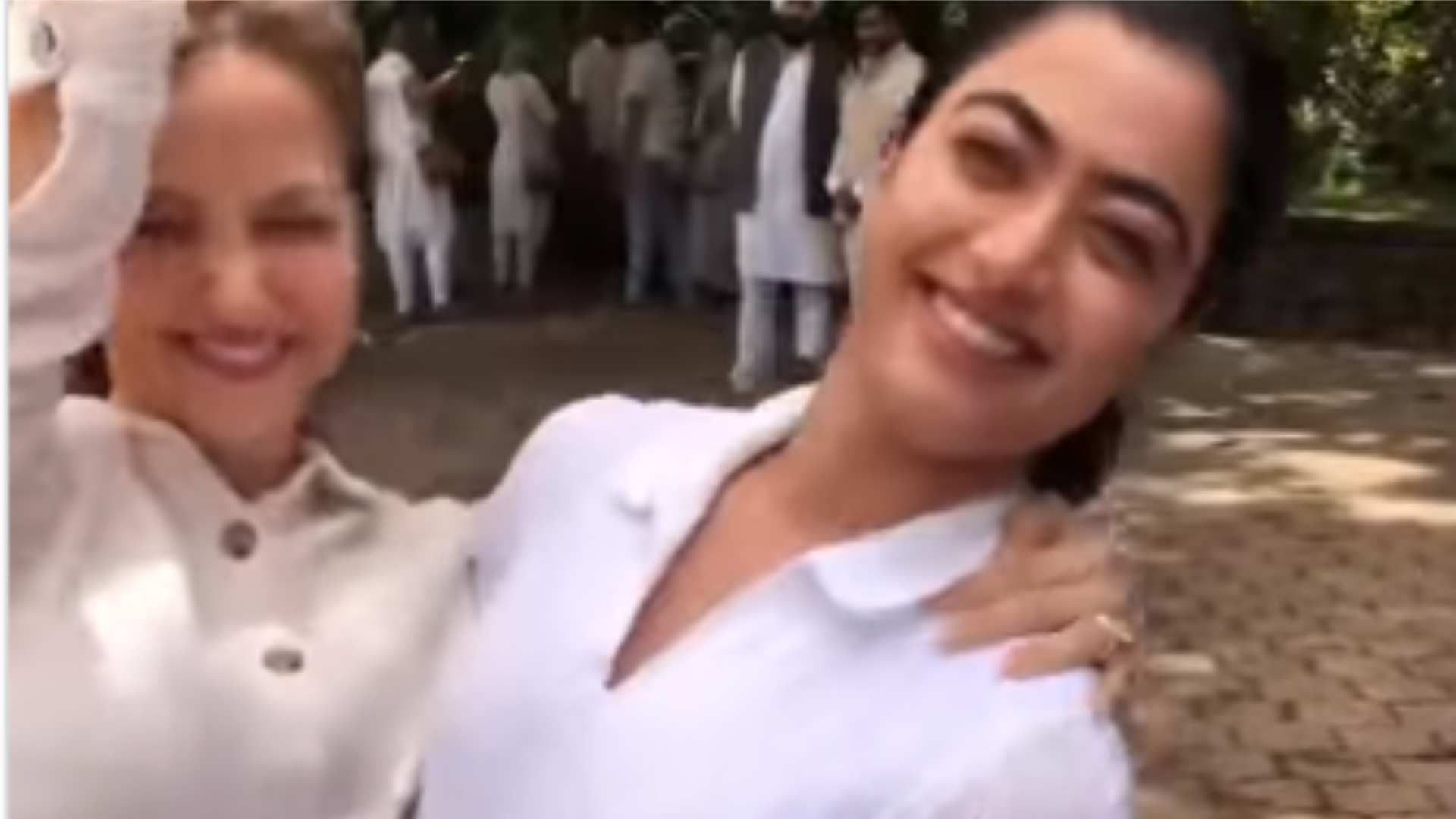 ऑन-स्क्रीन बहू को गोद में उठाकर Rashmika Mandana ने वीडियो देख फैन्स बोले- आपके हाथ में इतनी ताकत ऑन-स्क्रीन बहू को गोद में उठाकर Rashmika Mandana ने वीडियो देख फैन्स बोले- आपके हाथ में इतनी ताकत