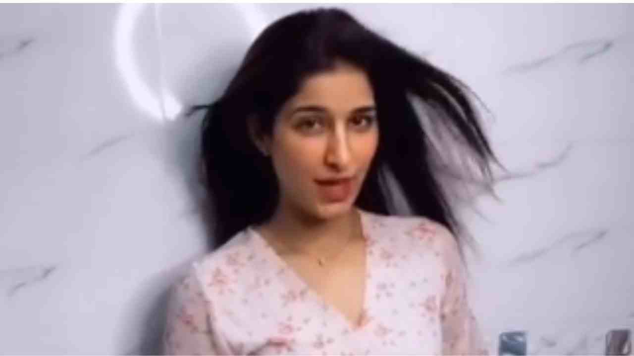 Poonam Dubey Video: प्यार में पागल हो गईं Poonam Dubey, फनी एक्सप्रेशन ने किया फैन्स को घायल Poonam Dubey Video: प्यार में पागल हो गईं Poonam Dubey, फनी एक्सप्रेशन ने किया फैन्स को घायल