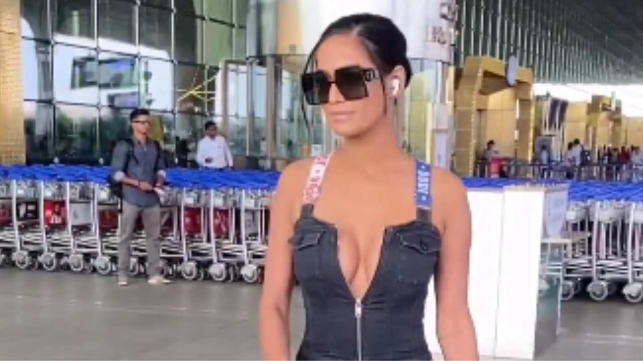 Poonam Pandey ने मुंबई एयरपोर्ट पर सेक्सी आउटफिट में बढ़ाया तापमान, एक्ट्रेस की हॉटनेस ने दिलों को झकझोर कर रख दिया। Poonam Pandey ने मुंबई एयरपोर्ट पर सेक्सी आउटफिट में बढ़ाया तापमान, एक्ट्रेस की हॉटनेस ने दिलों को झकझोर कर रख दिया।