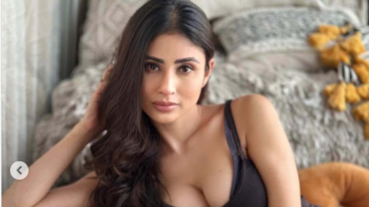 Mouni Roy ने एक डीप-नेक नाइट ड्रेस पहनी थी, अभिनेत्री के सिज़लिंग अवतार ने उपभोक्ताओं के दिलों को चकित कर दिया Mouni Roy ने एक डीप-नेक नाइट ड्रेस पहनी थी, अभिनेत्री के सिज़लिंग अवतार ने उपभोक्ताओं के दिलों को चकित कर दिया
