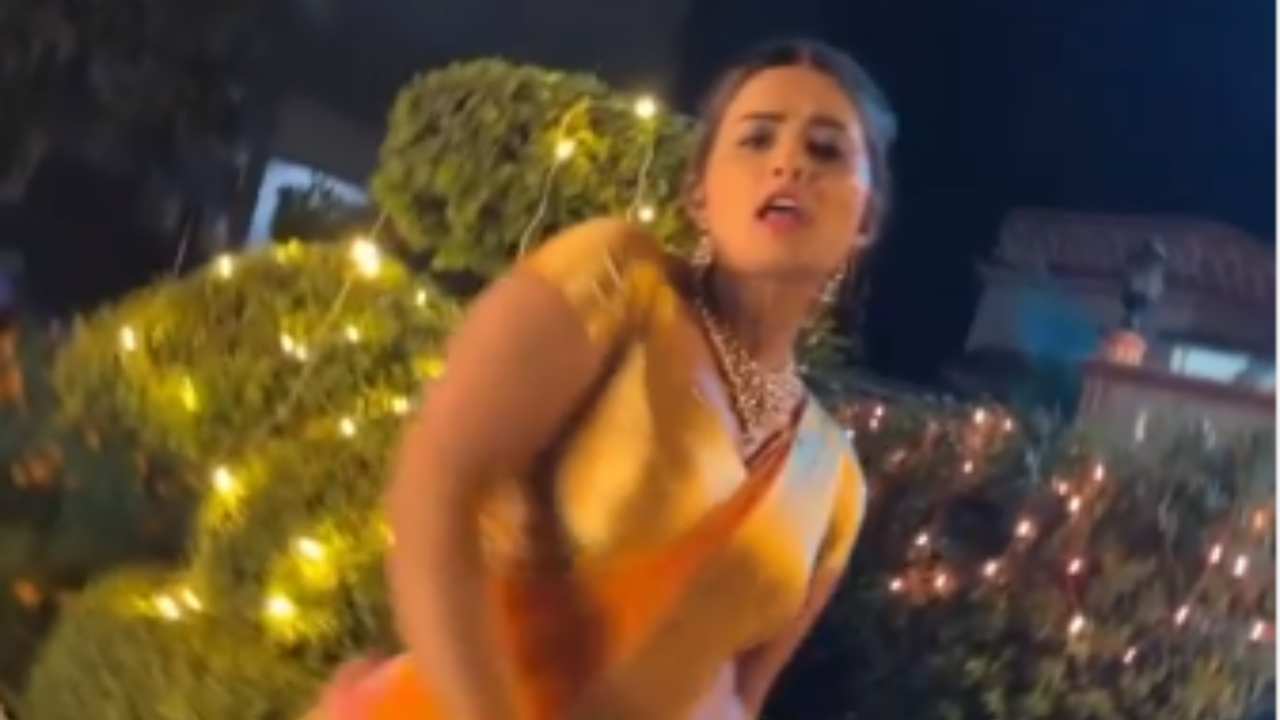 देसी भाभी अवतार में भोजपुरी ब्यूटी Neelam Giri ने साड़ी में किया कमाल का डांस, वीडियो रीलों पर बरपा कहर देसी भाभी अवतार में भोजपुरी ब्यूटी Neelam Giri ने साड़ी में किया कमाल का डांस, वीडियो रीलों पर बरपा कहर