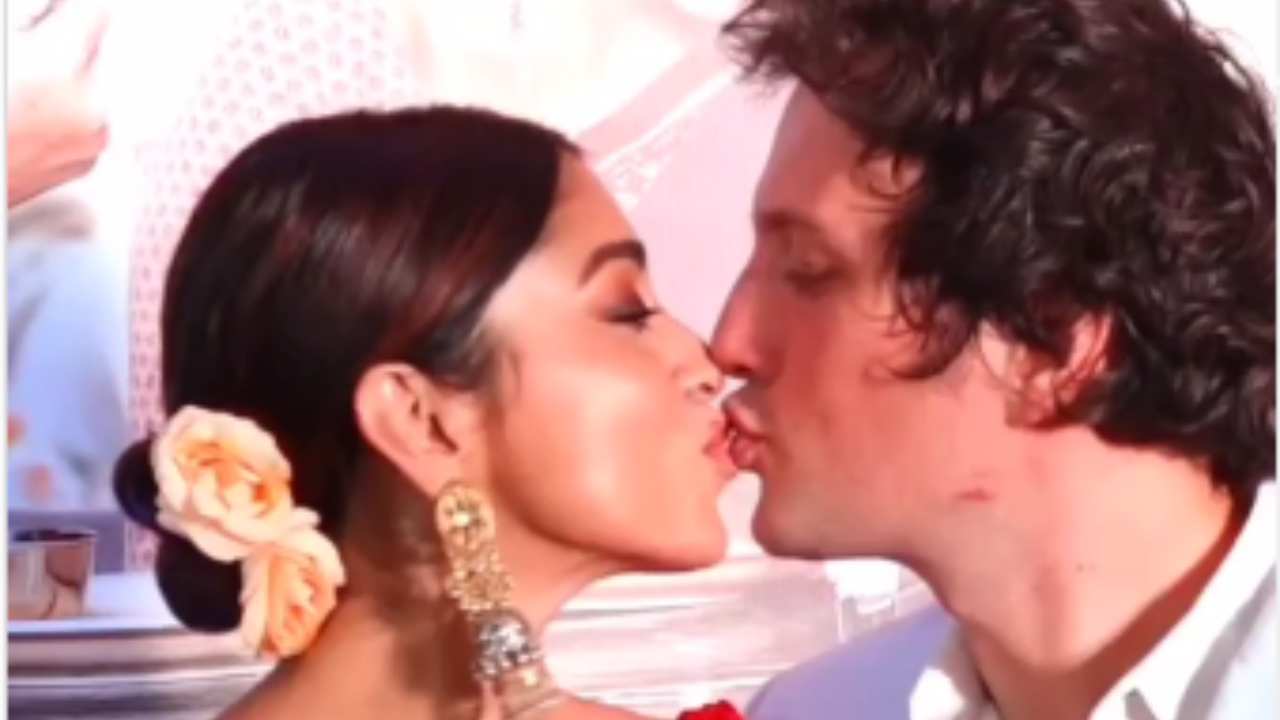 Romantic 2 की स्क्रीनिंग पर Shriya Saran का खुलेआम लिप किसिंग पति एंड्री कोशेव का रोमांटिक वीडियो वायरल Romantic 2 की स्क्रीनिंग पर Shriya Saran का खुलेआम लिप किसिंग पति एंड्री कोशेव का रोमांटिक वीडियो वायरल