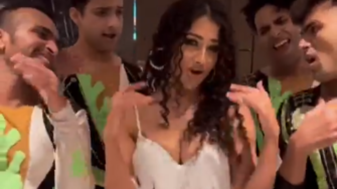 Namrata Malla Video: Namrata Malla ने दिखाया अपना तेवर, डांस और फैंस के सामने रखी ये डिमांड Namrata Malla Video: Namrata Malla ने दिखाया अपना तेवर, डांस और फैंस के सामने रखी ये डिमांड