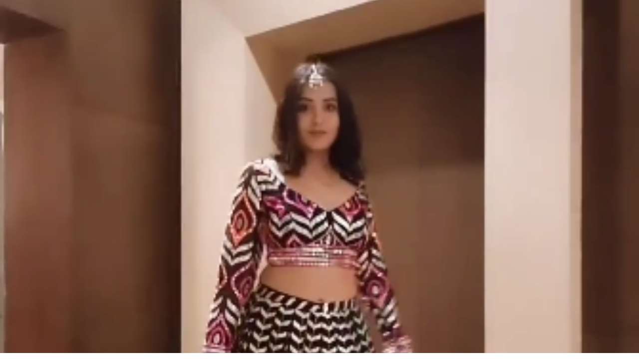 Kajal Raghwani Video: काजल राघवानी ने चकाचौंध भरे लहंगे में चुराया फैंस का दिल Kajal Raghwani Video: काजल राघवानी ने चकाचौंध भरे लहंगे में चुराया फैंस का दिल