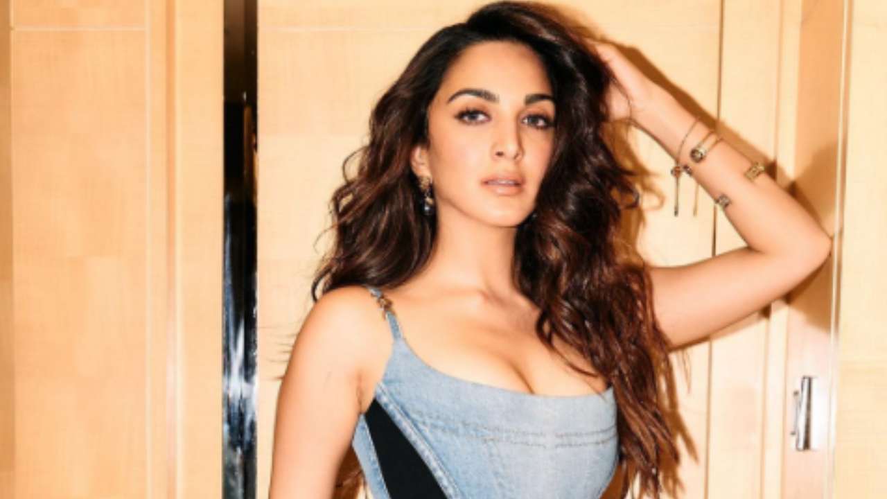 Kiara Advani Hot Pics: कियारा आडवाणी ने पहनी हॉट लेदर ड्रेस, एक्ट्रेस ने किलर अंदाज से जीता फैंस का दिल Kiara Advani Hot Pics: कियारा आडवाणी ने पहनी हॉट लेदर ड्रेस, एक्ट्रेस ने किलर अंदाज से जीता फैंस का दिल