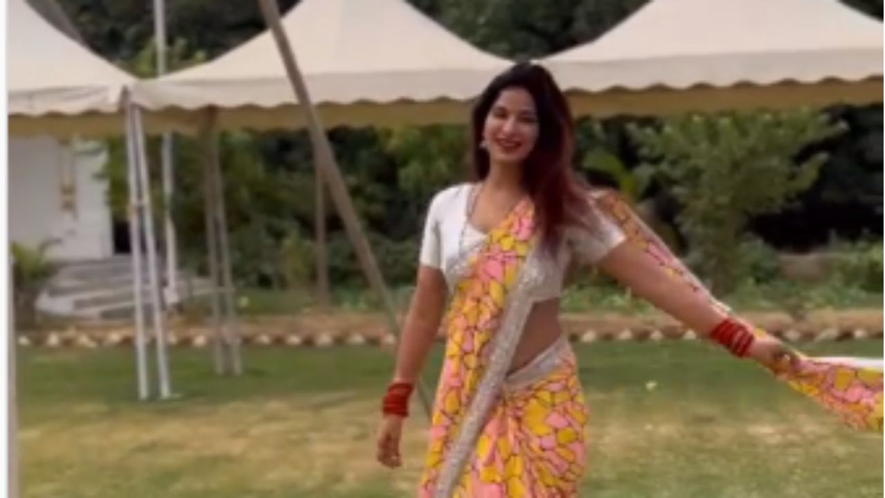 Viral video: Poonam Dubey साड़ी बांधती में कमाल लगती है पूनम दुबे को देख क्र यूजर्स दिल हार बैठे Viral video: Poonam Dubey साड़ी बांधती में कमाल लगती है पूनम दुबे को देख क्र यूजर्स दिल हार बैठे