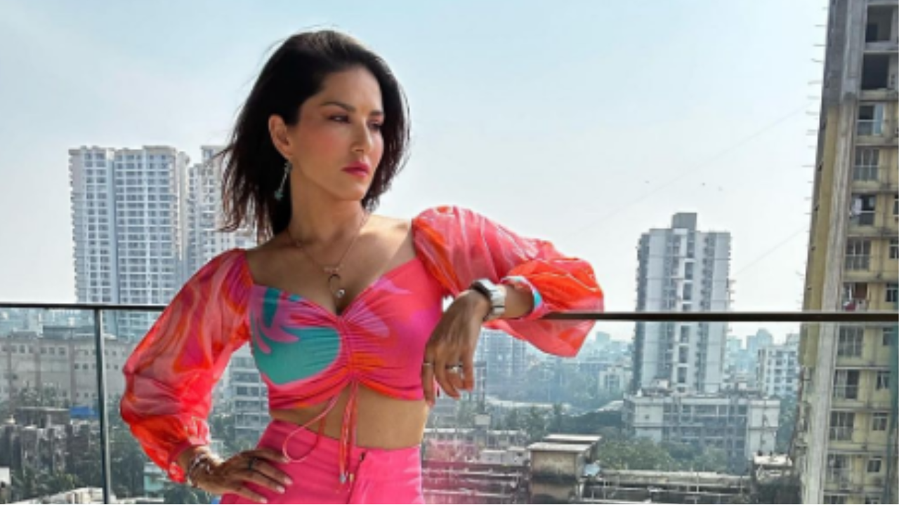 Sunny Leone Hot Pics: फैंस ने देखे Sunny Leone का लेटेस्ट स्टाइलिश और हॉट अवतार - पिंक ब्यूटी देख रही है! Sunny Leone Hot Pics: फैंस ने देखे Sunny Leone का लेटेस्ट स्टाइलिश और हॉट अवतार - पिंक ब्यूटी देख रही है!