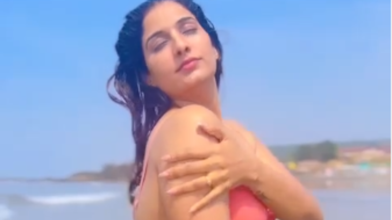 Viral Video : Poonam Dubey ने सर्दियों में बढ़ाया तापमान हैं, समुद्र में जलपरी बनी Viral Video : Poonam Dubey ने सर्दियों में बढ़ाया तापमान हैं, समुद्र में जलपरी बनी