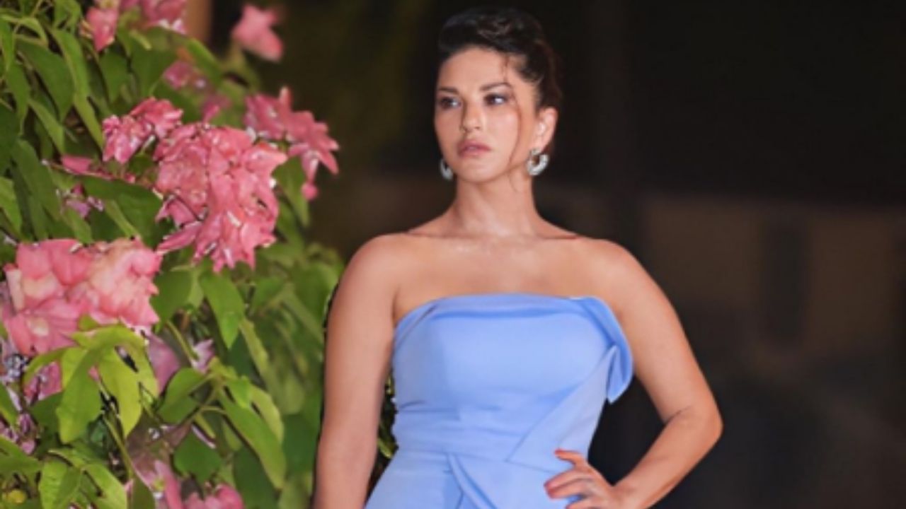 हॉट स्काई ब्लू ड्रेस पहनकर Sunny Leone ने बढ़ाया सोशल मीडिया का तापमान, यूजर्स बोले- आयो तेरी याद हॉट स्काई ब्लू ड्रेस पहनकर Sunny Leone ने बढ़ाया सोशल मीडिया का तापमान, यूजर्स बोले- आयो तेरी याद