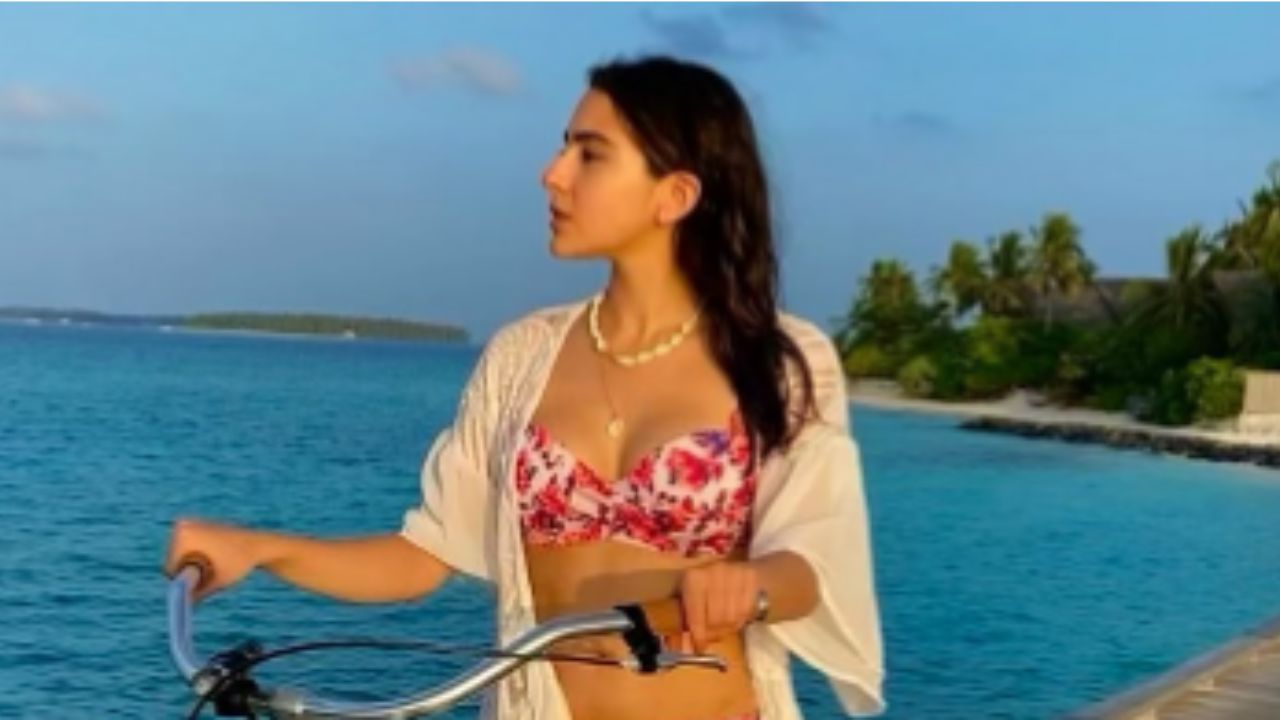 सेक्सी स्विमसूट में समुद्र की लहरों का लुत्फ उठा रहीं Sara Ali Khan, यूजर्स बोले- कोई इतना हॉट कैसे हो सकता है सेक्सी स्विमसूट में समुद्र की लहरों का लुत्फ उठा रहीं Sara Ali Khan, यूजर्स बोले- कोई इतना हॉट कैसे हो सकता है