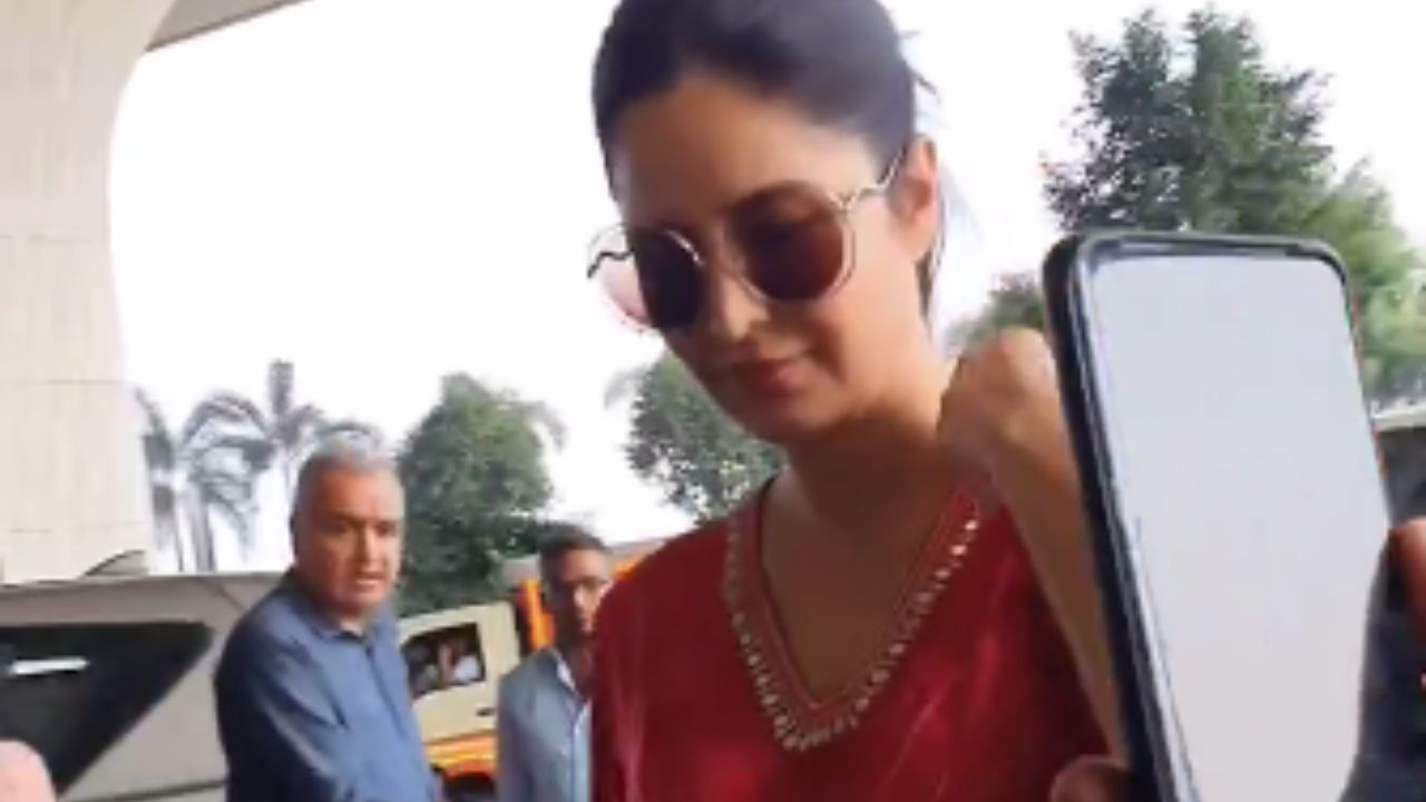 Katrina Kaif Video:: मुंबई एयरपोर्ट पर Katrina Kaif का देसी लुक सादगी से दिलों को झकझोर देता है Katrina Kaif Video:: मुंबई एयरपोर्ट पर Katrina Kaif का देसी लुक सादगी से दिलों को झकझोर देता है