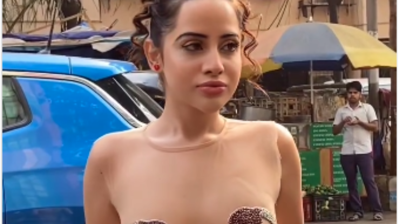 Urfi Javed सोशल मीडिया पर फिर छा गई है , यूजर्स ने एक्ट्रेस की बोल्डनेस पर पसीना बहाया Urfi Javed सोशल मीडिया पर फिर छा गई है , यूजर्स ने एक्ट्रेस की बोल्डनेस पर पसीना बहाया
