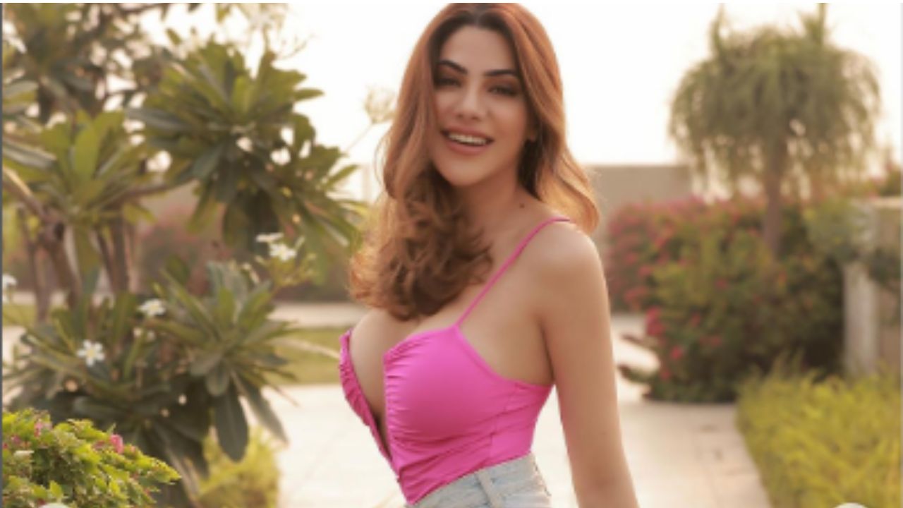 Nikki Tamboli ने बोल्ड अंदाज में सेक्सी आउटफिट पहनकर सनसनी मचा दी थी| Nikki Tamboli ने बोल्ड अंदाज में सेक्सी आउटफिट पहनकर सनसनी मचा दी थी|