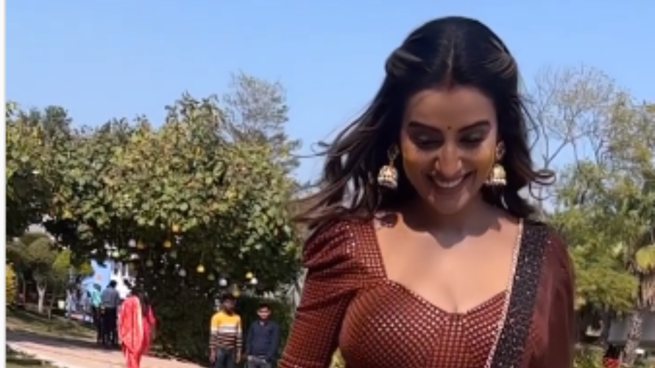 Viral Video: Akshara Singh को हुआ प्यार, तुम हर जगह देखो Viral Video: Akshara Singh को हुआ प्यार, तुम हर जगह देखो
