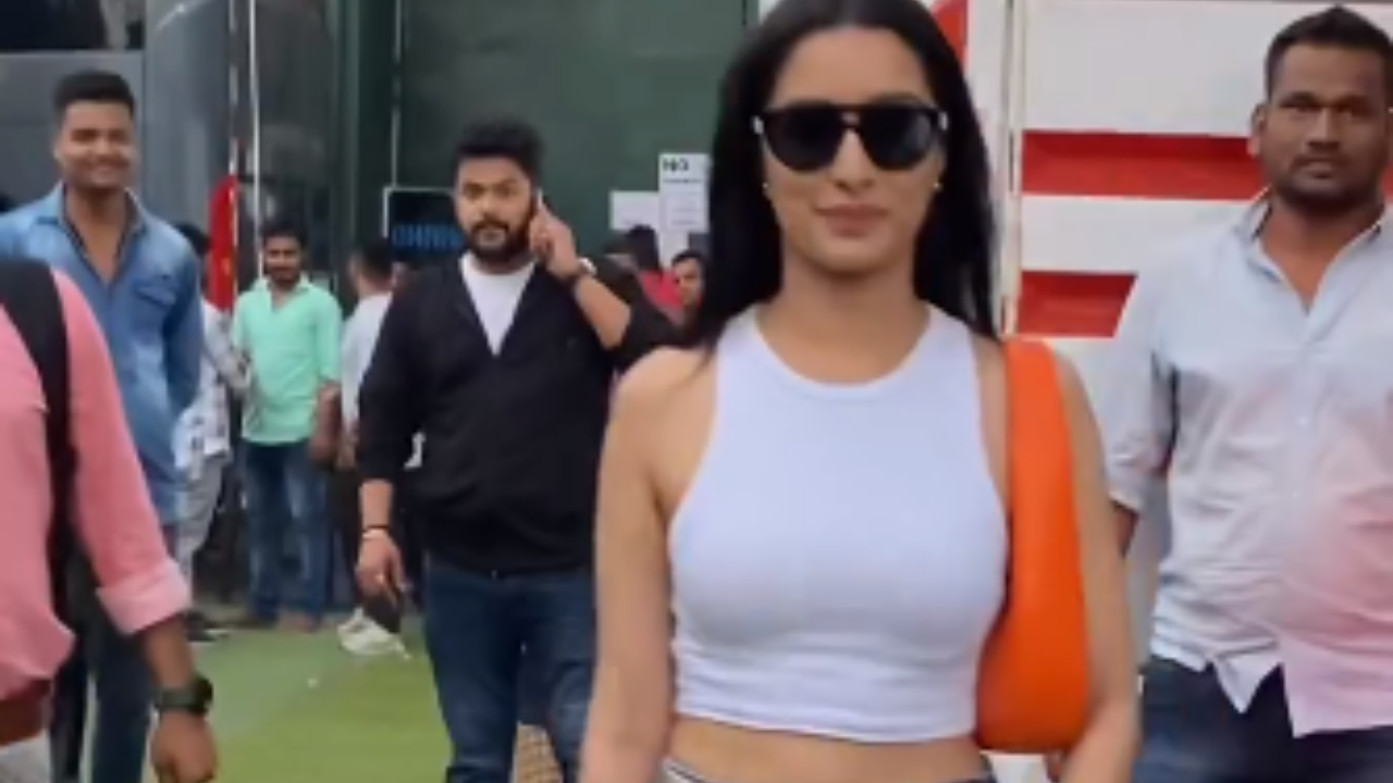 Shraddha Kapoor Hot Video: Shraddha Kapoor ने दिखाया स्टाइलिश नया लुक, एक्ट्रेस की हॉटनेस देख यूजर्स के होश उड़ गए Shraddha Kapoor Hot Video: Shraddha Kapoor ने दिखाया स्टाइलिश नया लुक, एक्ट्रेस की हॉटनेस देख यूजर्स के होश उड़ गए