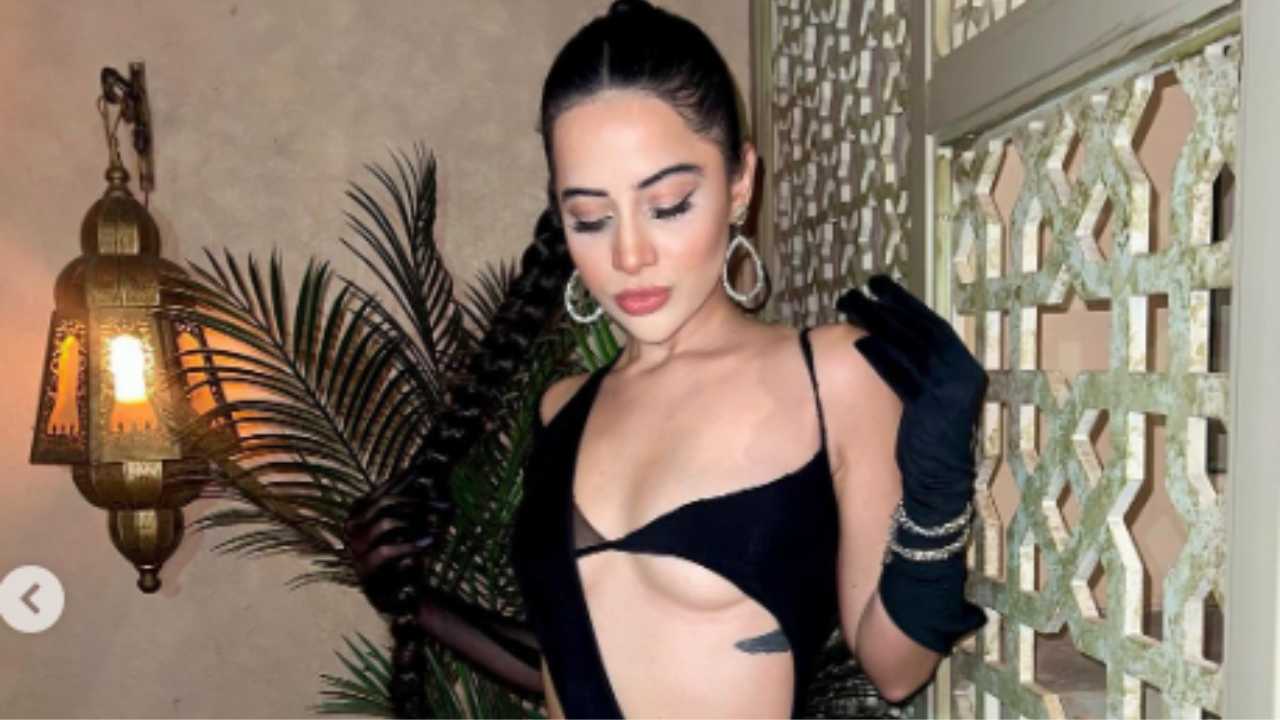 ब्लैक कट-आउट ड्रेस में Urfi Javed ने मचाई सनसनी, एक्ट्रेस की बोल्डनेस ने लोगों को किया बेचैन ब्लैक कट-आउट ड्रेस में Urfi Javed ने मचाई सनसनी, एक्ट्रेस की बोल्डनेस ने लोगों को किया बेचैन
