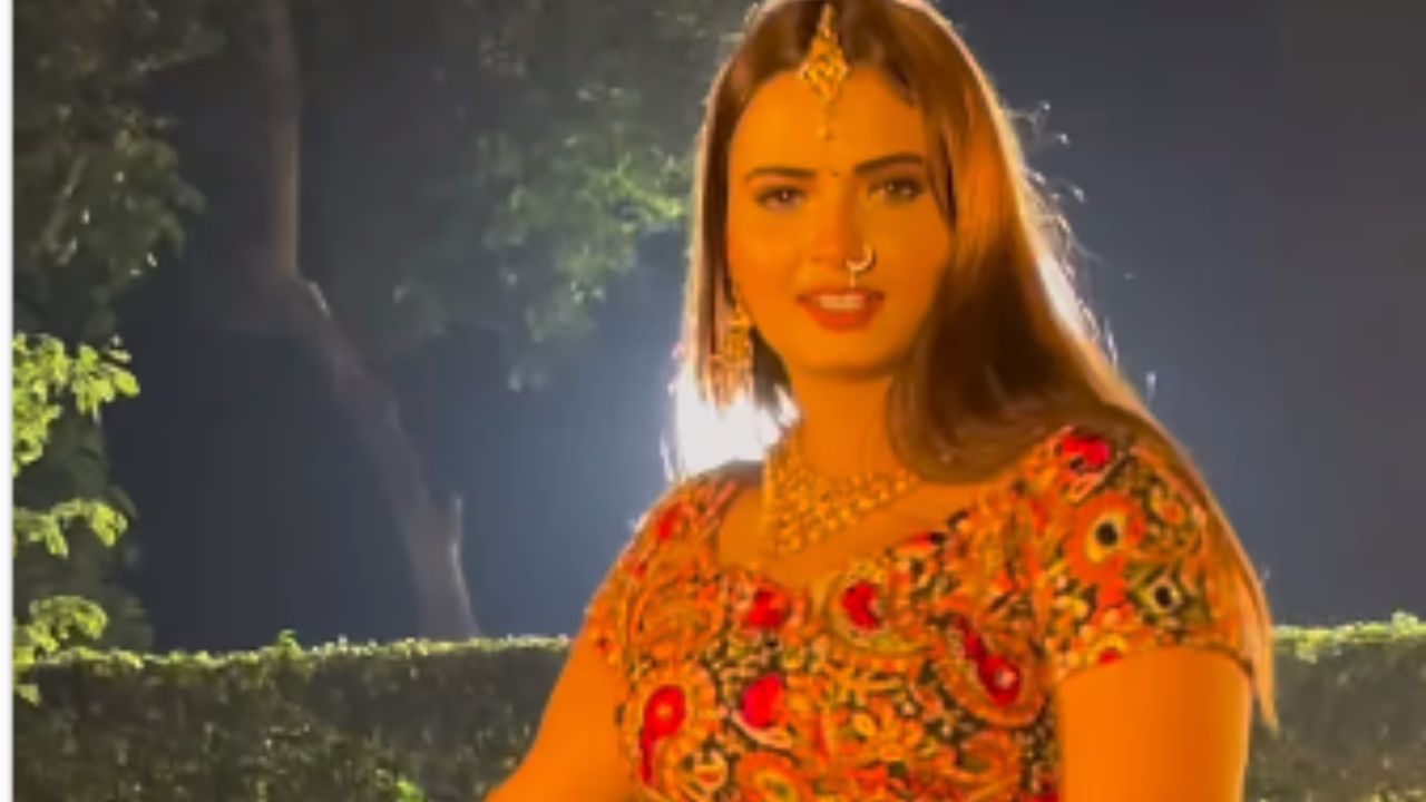 Viral Video: Neelam Giri को जवानी चढ़ी यूजर्स, बोले- हंगामा है Viral Video: Neelam Giri को जवानी चढ़ी यूजर्स, बोले- हंगामा है