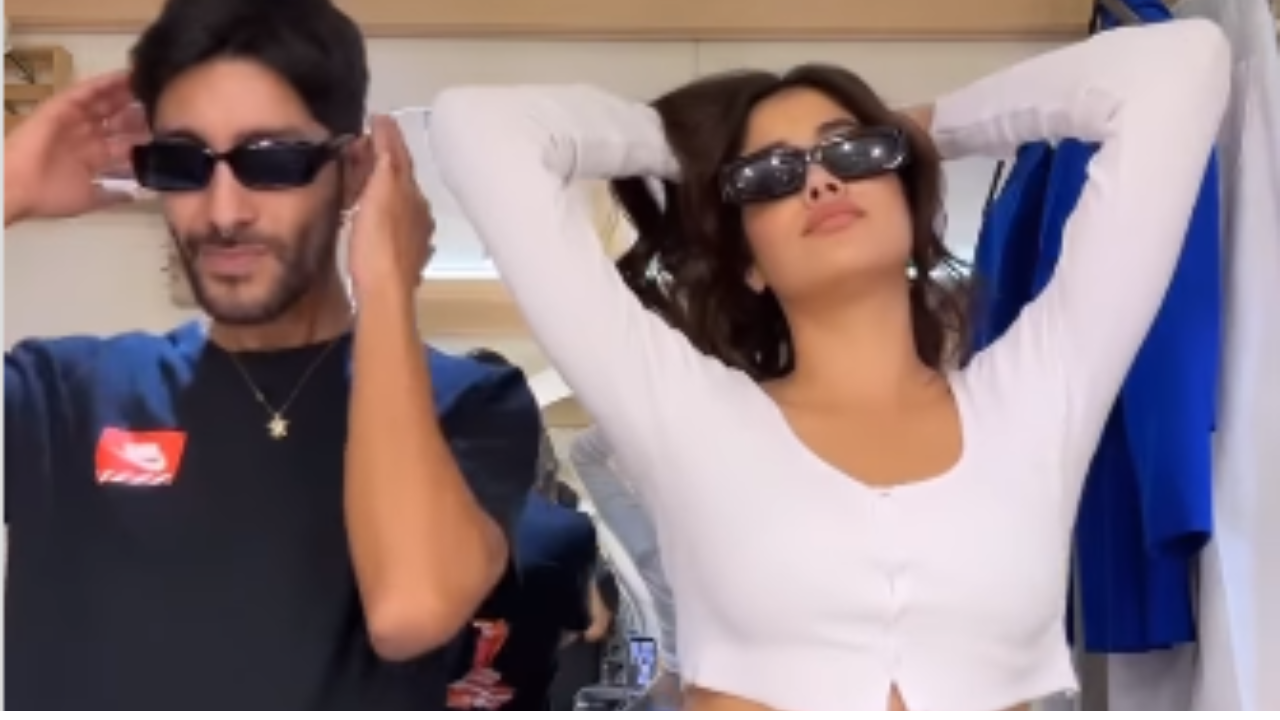 Janhvi Kapoor ने मेकअप आर्टिस्ट मार्स पेड्रोजो के साथ किया सेक्सी डांस, यूजर्स ने किया ऐसा कमेंट Janhvi Kapoor ने मेकअप आर्टिस्ट मार्स पेड्रोजो के साथ किया सेक्सी डांस, यूजर्स ने किया ऐसा कमेंट