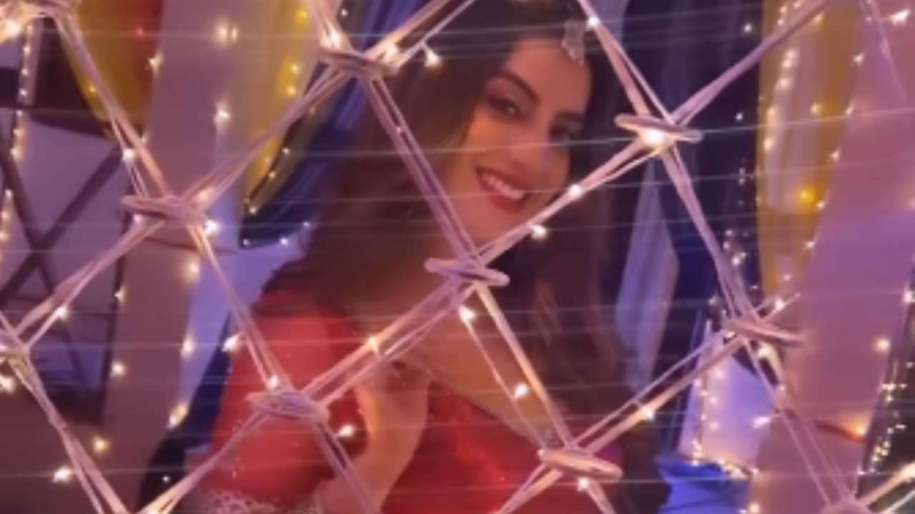 Viral video: लैला बनी Akshara Singh, हसीना के अंदाज ने उड़ाया फैंस का दिल। Viral video: लैला बनी Akshara Singh, हसीना के अंदाज ने उड़ाया फैंस का दिल।