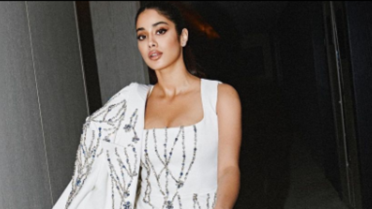 Janhvi Kapoor Photos: सफेद शॉर्ट ड्रेस में Janhvi Kapoor ने दिया सिजलिंग पोज, देखें Janhvi Kapoor Photos: सफेद शॉर्ट ड्रेस में Janhvi Kapoor ने दिया सिजलिंग पोज, देखें