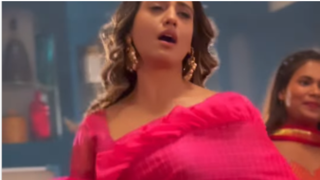 Viral video: Akshara Singh को हुआ प्यार साड़ी में जमकर डांस किया Viral video: Akshara Singh को हुआ प्यार साड़ी में जमकर डांस किया