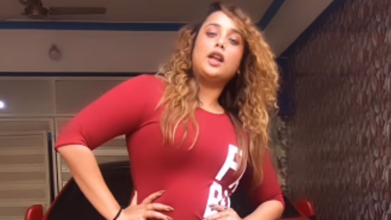 Viral video: ड्रेस में Rani Chatterjee ने दिखाए मूव्स, यूजर्स बोले- अग्नि Viral video: ड्रेस में Rani Chatterjee ने दिखाए मूव्स, यूजर्स बोले- अग्नि