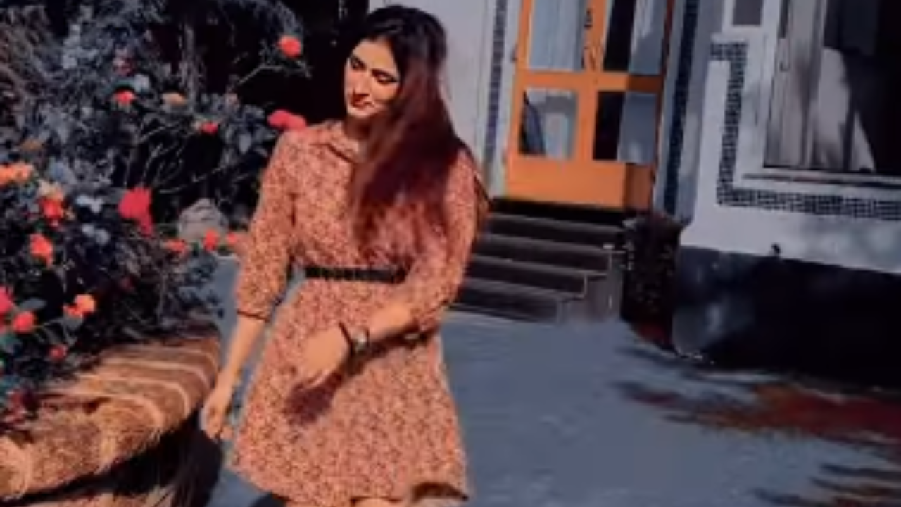 Viral Video: Poonam Dubey ने हिलाई कमर, फैन्स बोले- हंगामा Viral Video: Poonam Dubey ने हिलाई कमर, फैन्स बोले- हंगामा