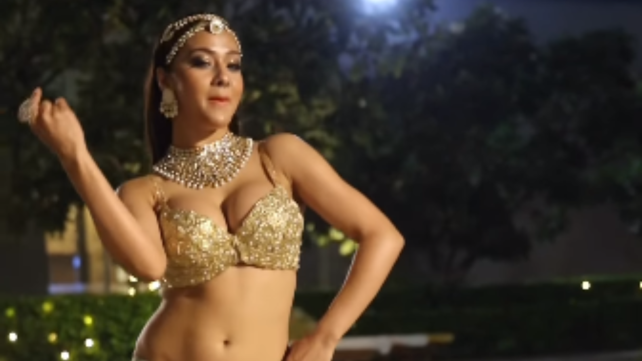 भोजपुरी फिल्मों की सेक्सी एक्ट्रेस Namrata Malla ने किया हॉट लहंगा चोली में डांस, बच्चे ना देखें ये वीडियो भोजपुरी फिल्मों की सेक्सी एक्ट्रेस Namrata Malla ने किया हॉट लहंगा चोली में डांस, बच्चे ना देखें ये वीडियो