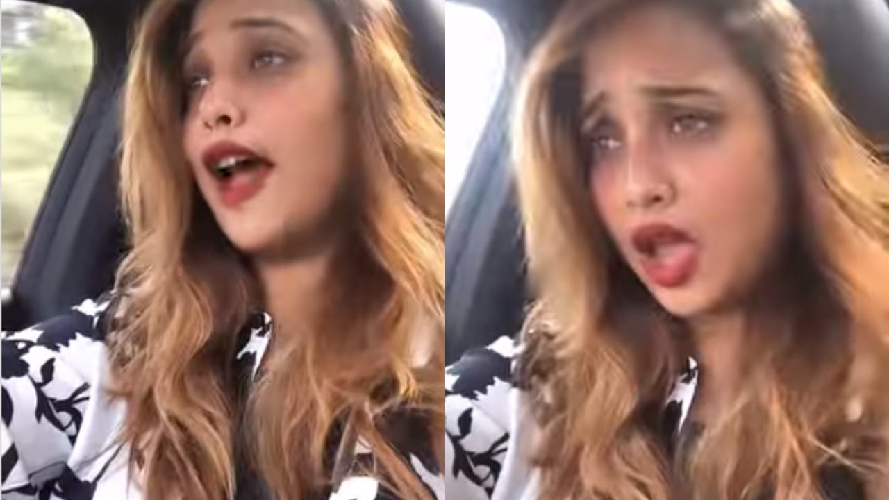 पंजाबी गाने पर कार में बैठकर Rani Chatterjee के इशारे करने का एक वीडियो वायरल हुआ है पंजाबी गाने पर कार में बैठकर Rani Chatterjee के इशारे करने का एक वीडियो वायरल हुआ है