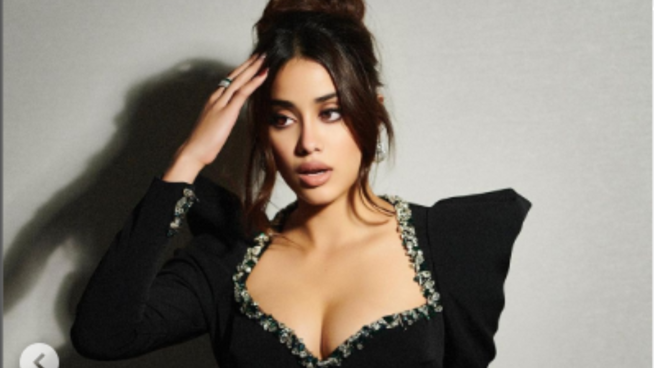 Janhvi Kapoor Photos: ब्लैक ड्रेस में Janhvi Kapoor का कातिलाना लुक, देखें तस्वीरें Janhvi Kapoor Photos: ब्लैक ड्रेस में Janhvi Kapoor का कातिलाना लुक, देखें तस्वीरें