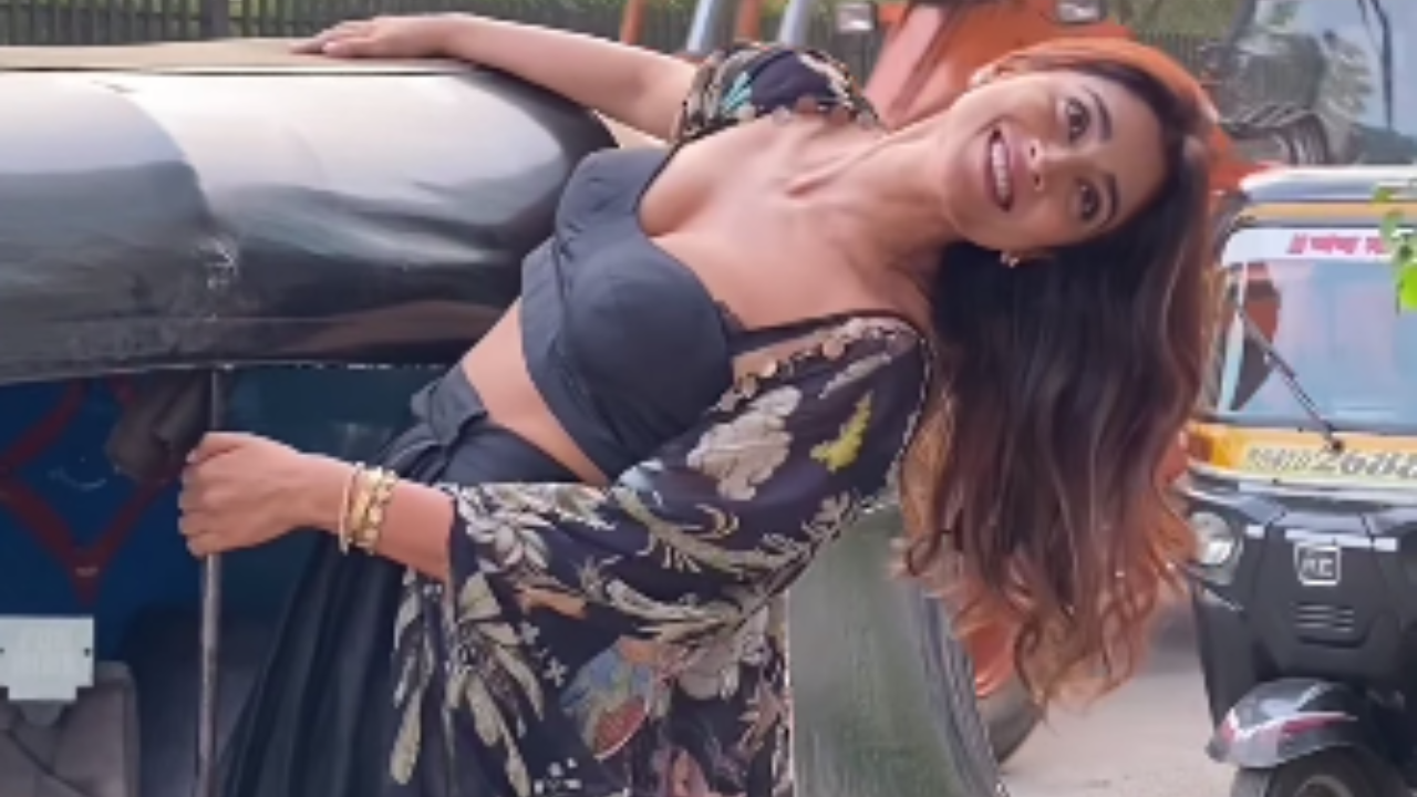 Scene 2 एक्ट्रेस Shriya Saran का ऑटो से लटकते हुए हॉट पोज, लोग बोले- लोकल ट्रेन नहीं रिक्शा Scene 2 एक्ट्रेस Shriya Saran का ऑटो से लटकते हुए हॉट पोज, लोग बोले- लोकल ट्रेन नहीं रिक्शा
