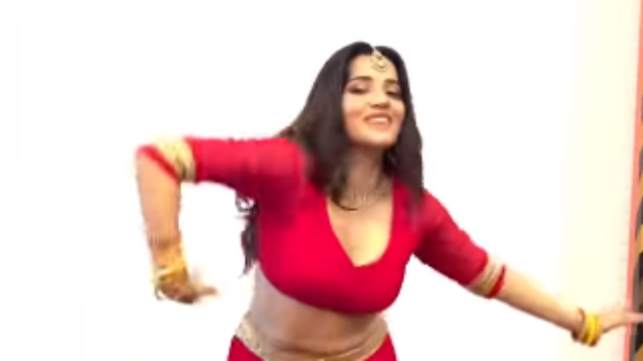 Viral Video: Monalisa और Divya Agarwal के बीच हुई जबरदस्त लड़ाई, देखें वीडियो Viral Video: Monalisa और Divya Agarwal के बीच हुई जबरदस्त लड़ाई, देखें वीडियो