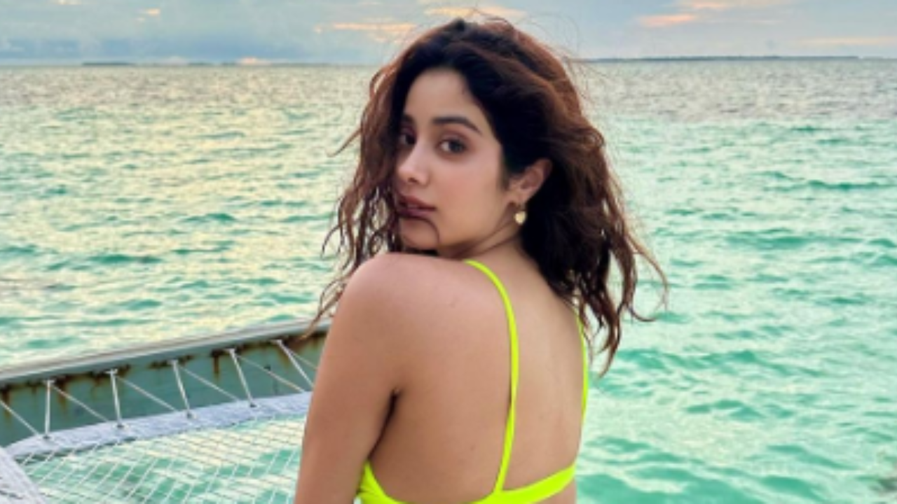 Janhvi Kapoor ने अपनी सेक्सी बॉडी से इंटरनेट पर लगाई आग, मालदीव से वायरल हुई ये सेक्सी फोटोज Janhvi Kapoor ने अपनी सेक्सी बॉडी से इंटरनेट पर लगाई आग, मालदीव से वायरल हुई ये सेक्सी फोटोज