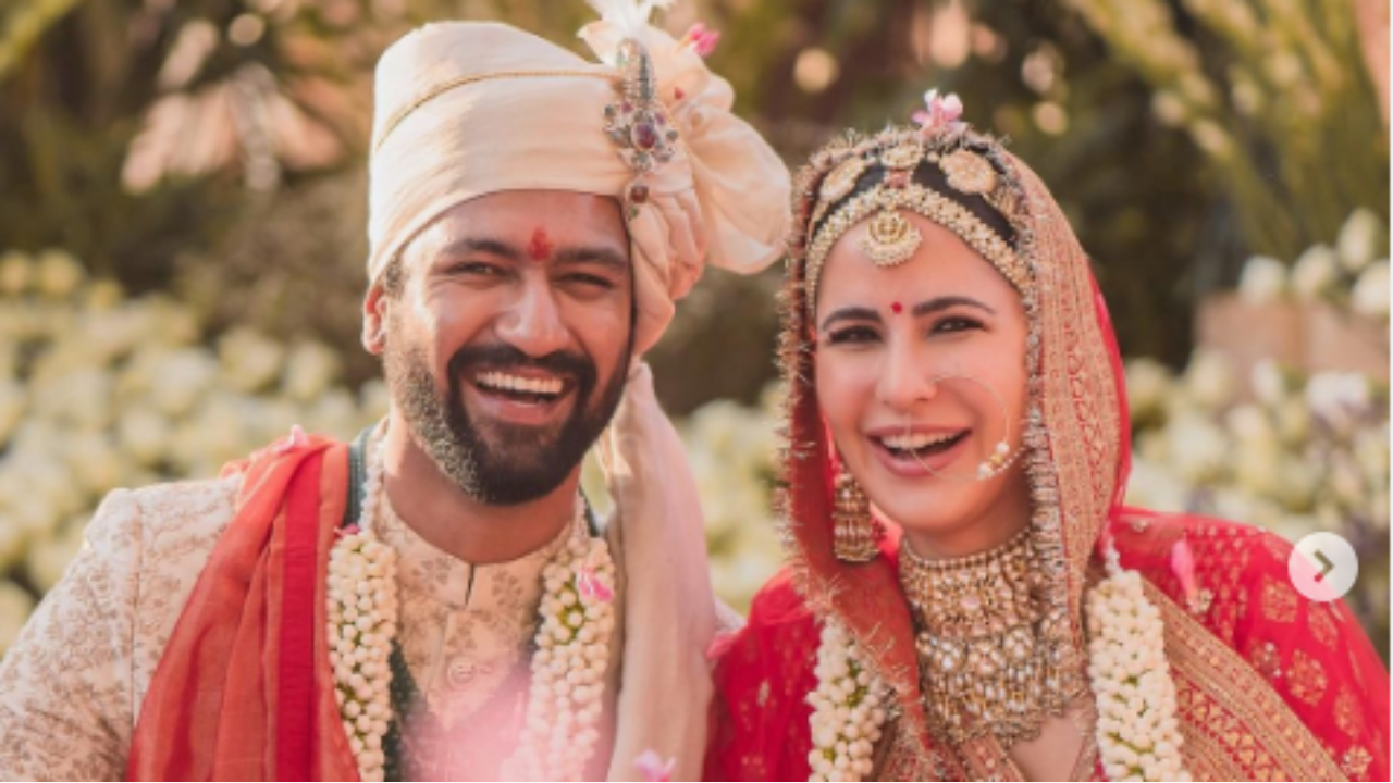 Katrina Kaif Vicky Kaushal ने मनाई शादी की पहली सालगिरह, एक्टर का ये फनी डांस वीडियो आपको हंसा देगा Katrina Kaif Vicky Kaushal ने मनाई शादी की पहली सालगिरह, एक्टर का ये फनी डांस वीडियो आपको हंसा देगा
