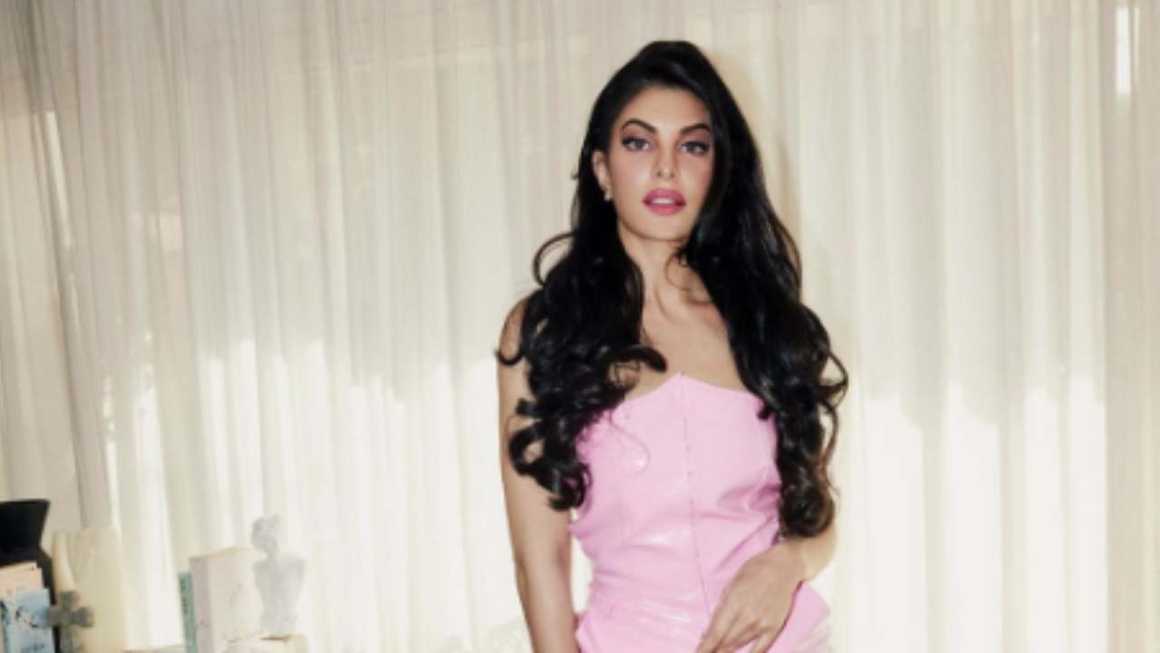 Jacqueline Fernandez Hot Photos: पिंक जंपसूट में Jacqueline Fernandez का ग्लैमरस अवतार देखकर यूजर्स एक्ट्रेस के ला जवाब अंदाज पर फिदा हो गए Jacqueline Fernandez Hot Photos: पिंक जंपसूट में Jacqueline Fernandez का ग्लैमरस अवतार देखकर यूजर्स एक्ट्रेस के ला जवाब अंदाज पर फिदा हो गए
