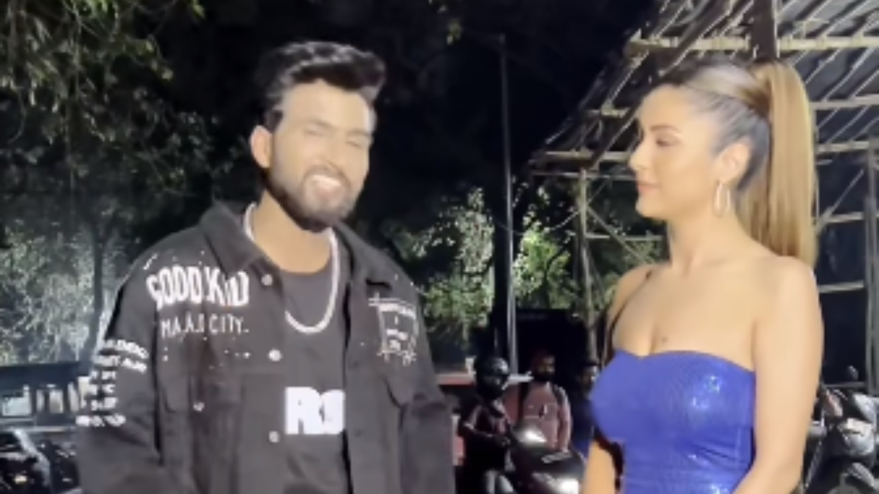 Shahnaz Gill Spotted: Shahnaz Gill ने MC Square से की ऐसी डिमांड, नाराज फैंस ले रहे क्लास Shahnaz Gill Spotted: Shahnaz Gill ने MC Square से की ऐसी डिमांड, नाराज फैंस ले रहे क्लास