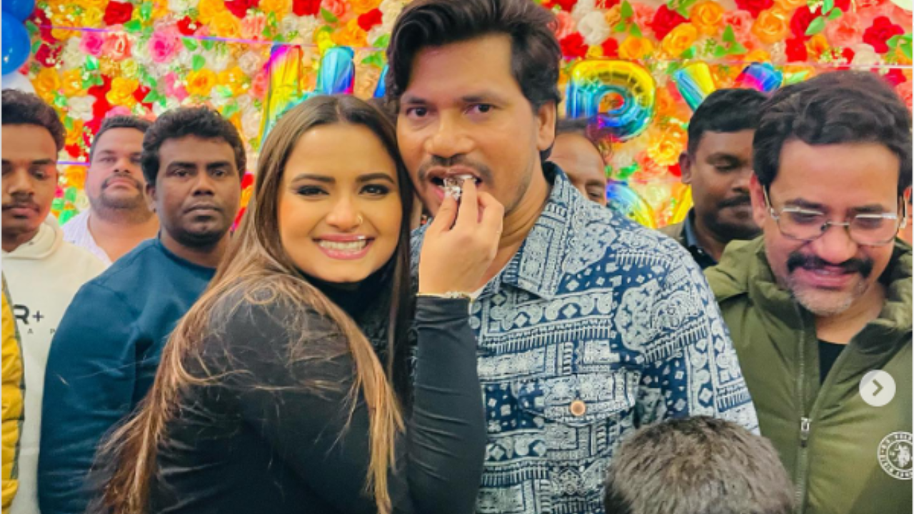 Neelam Giri-Pravesh Lal Yadav dance video: Neelam Giri के साथ जमकर नाचे Pravesh Lal Yadav, वीडियो वायरल Neelam Giri-Pravesh Lal Yadav dance video: Neelam Giri के साथ जमकर नाचे Pravesh Lal Yadav, वीडियो वायरल