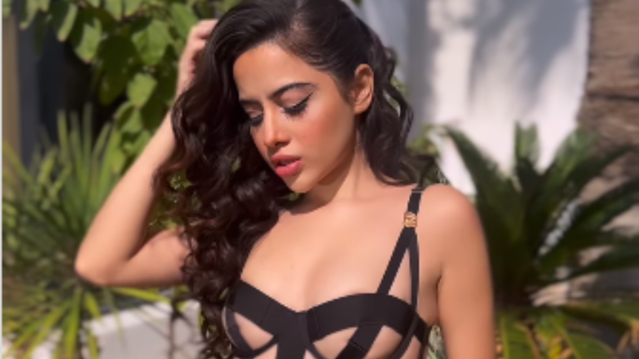 Urfi Javed Video: Urfi ने एक बार फिर सनसनी मचा दी है, वीडियो आपको हैरान कर देगा Urfi Javed Video: Urfi ने एक बार फिर सनसनी मचा दी है, वीडियो आपको हैरान कर देगा