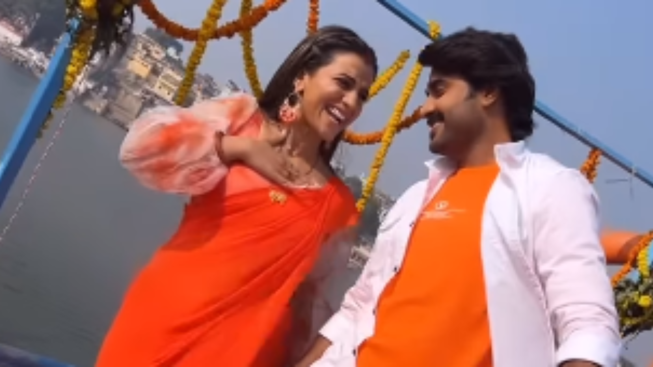 Akshara Singh का भोजपुरी स्टार Pradeep Pandey के साथ बोट पर सेक्सी डांस करते हुए एक वीडियो वायरल हो गया है। Akshara Singh का भोजपुरी स्टार Pradeep Pandey के साथ बोट पर सेक्सी डांस करते हुए एक वीडियो वायरल हो गया है।