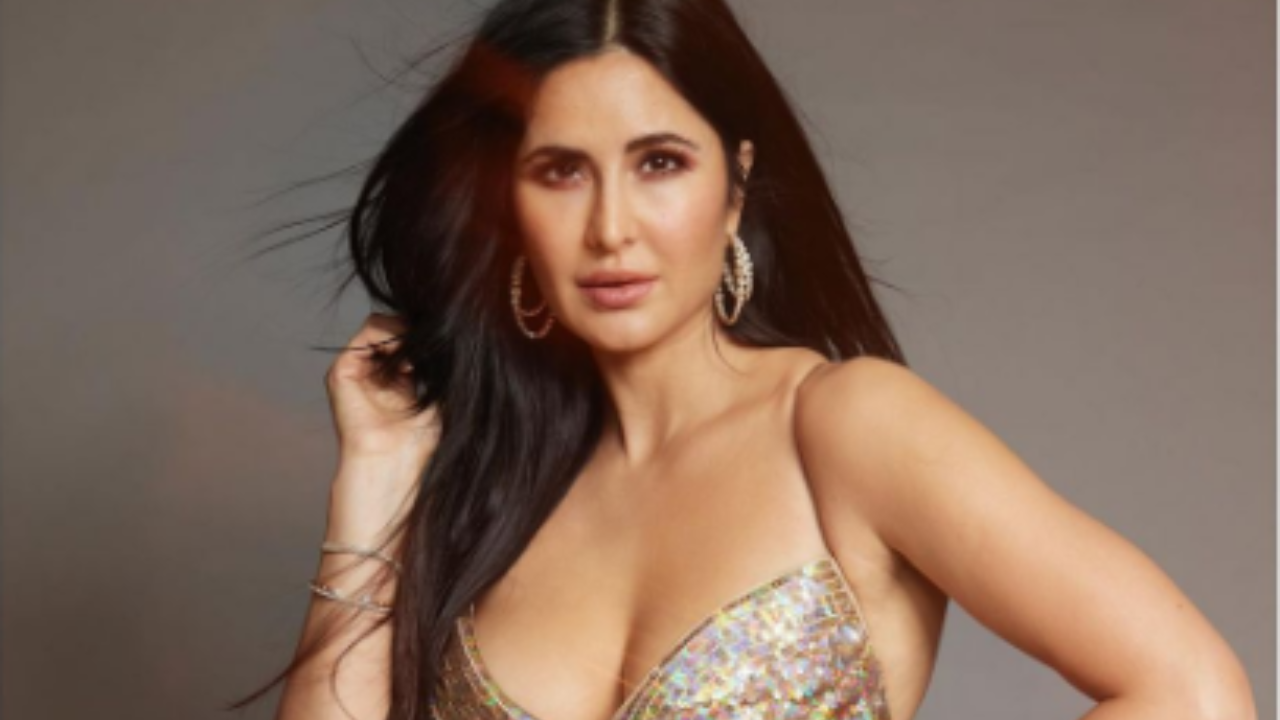 हॉट बॉडीकॉन ड्रेस में दिखा Katrina Kaif का सिजलिंग अवतार, एक्ट्रेस ने जीता ब्यूटी एंटरप्रेन्योर ऑफ द ईयर अवॉर्ड। हॉट बॉडीकॉन ड्रेस में दिखा Katrina Kaif का सिजलिंग अवतार, एक्ट्रेस ने जीता ब्यूटी एंटरप्रेन्योर ऑफ द ईयर अवॉर्ड।
