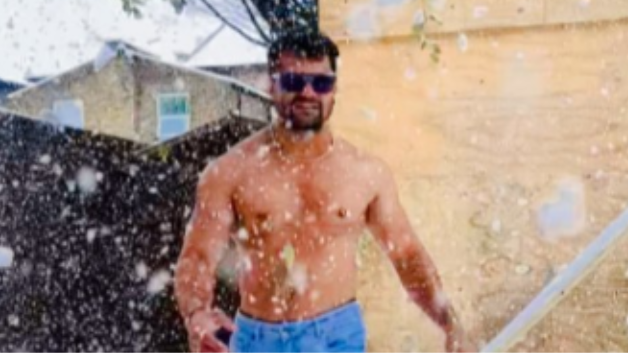 Video: बर्फबारी के बीच शर्टलेस हुए Khesari Lal Yadav, वीडियो हो गया वायरल Video: बर्फबारी के बीच शर्टलेस हुए Khesari Lal Yadav, वीडियो हो गया वायरल