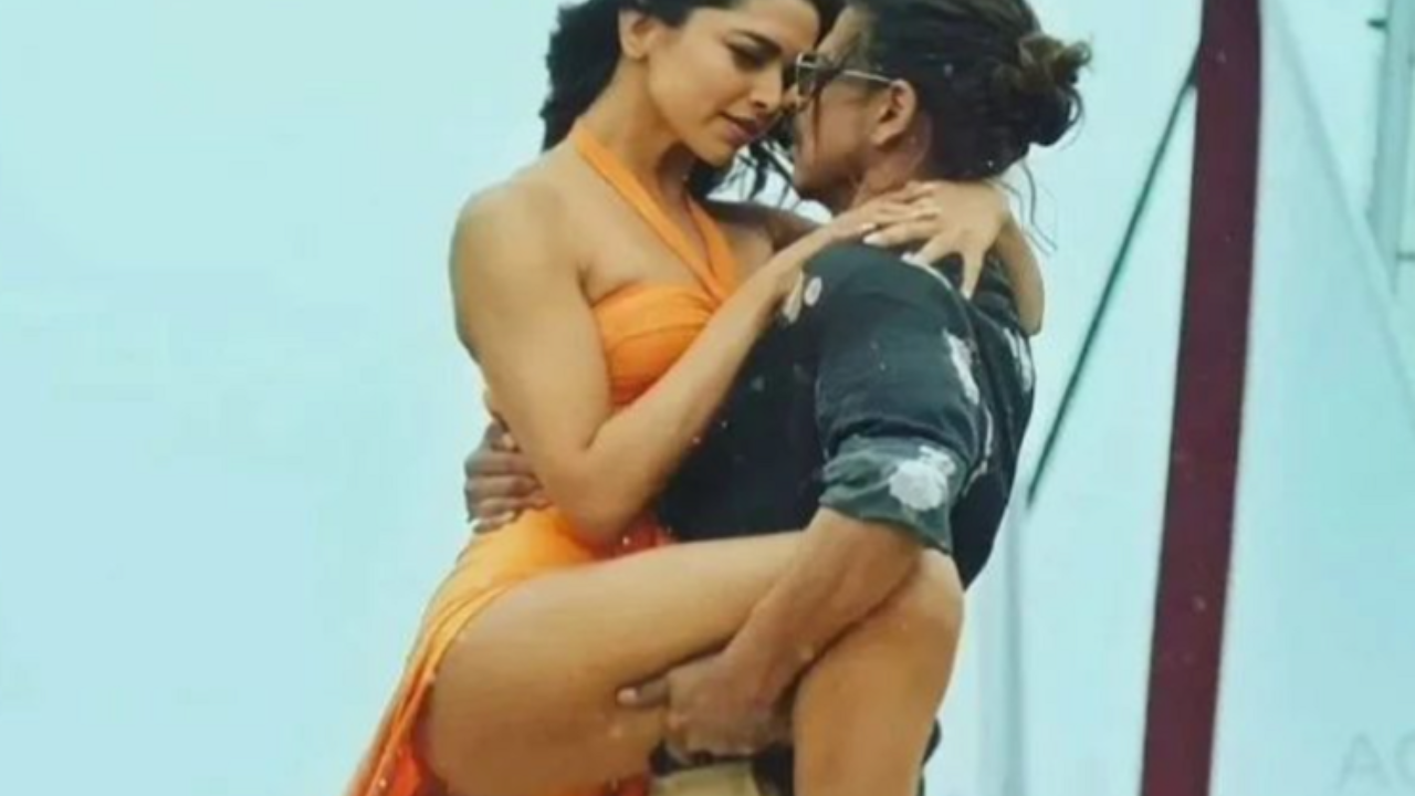Pathan actors fees: पठान के लिए Shahrukh-Deepika ने चार्ज की मोटी रकम, पानी की तरह बहाते हैं मेकर्स पैसा Pathan actors fees: पठान के लिए Shahrukh-Deepika ने चार्ज की मोटी रकम, पानी की तरह बहाते हैं मेकर्स पैसा