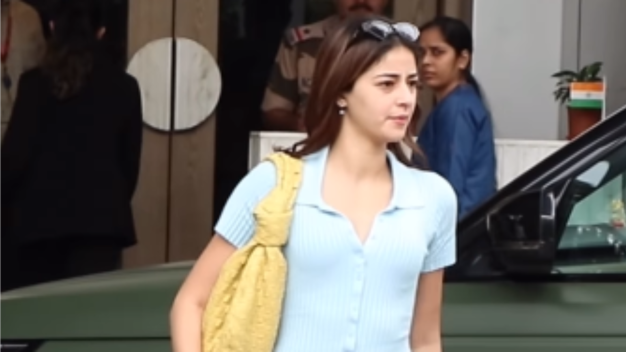 एयरपोर्ट पर स्पॉट हुई Ananya Pandey के पीछे Aditya Roy Kapoor भी फीफा वर्ल्ड कप देखने कतर पहुंचे। एयरपोर्ट पर स्पॉट हुई Ananya Pandey के पीछे Aditya Roy Kapoor भी फीफा वर्ल्ड कप देखने कतर पहुंचे।