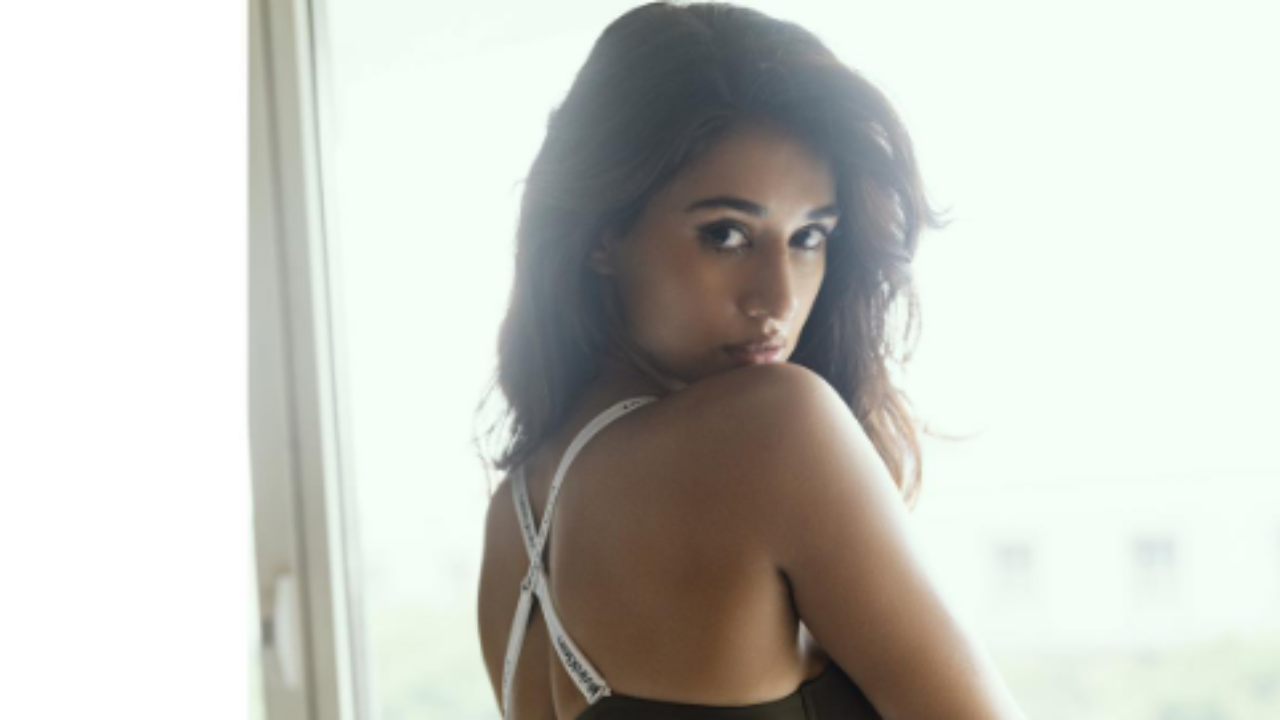 ब्लैक हॉट ब्रालेट पहन Disha Patani का सेक्सी फिगर, एक्ट्रेस ने बढ़ाया हॉटनेस से तापमान ब्लैक हॉट ब्रालेट पहन Disha Patani का सेक्सी फिगर, एक्ट्रेस ने बढ़ाया हॉटनेस से तापमान