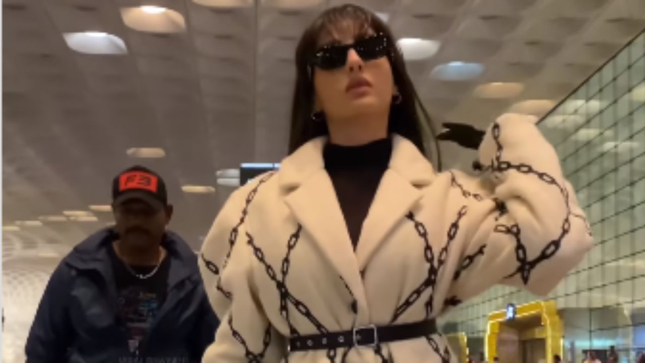 Nora Fatehi Viral Video: एयरपोर्ट पर स्पॉट हुईं Nora Fatehi, वीडियो देख पागल हुए फैंस Nora Fatehi Viral Video: एयरपोर्ट पर स्पॉट हुईं Nora Fatehi, वीडियो देख पागल हुए फैंस