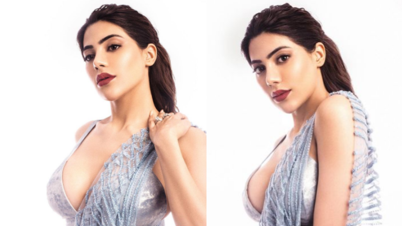 Nikki Tamboli सेक्सी पोशाक में एक बोल्ड अवतार दिखाती हैं और अपनी हॉटनेस से सभी को प्रभावित करती हैं।