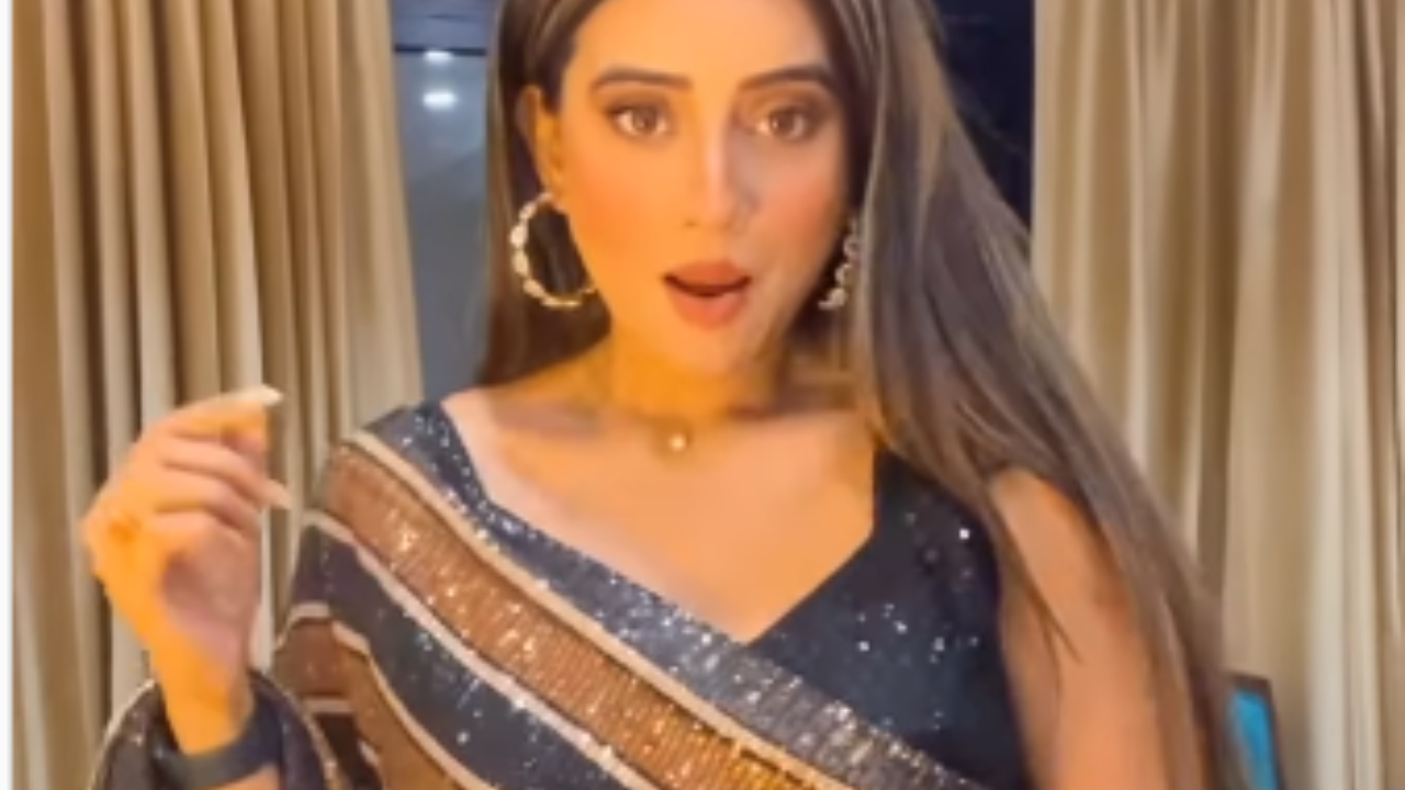 भोजपुरी एक्ट्रेस Akshara Singh ने हॉट साड़ी में किया सेक्सी डांस, एक्ट्रेस के कातिलाना मूव्स आपके होश उड़ा देंगे भोजपुरी एक्ट्रेस Akshara Singh ने हॉट साड़ी में किया सेक्सी डांस, एक्ट्रेस के कातिलाना मूव्स आपके होश उड़ा देंगे