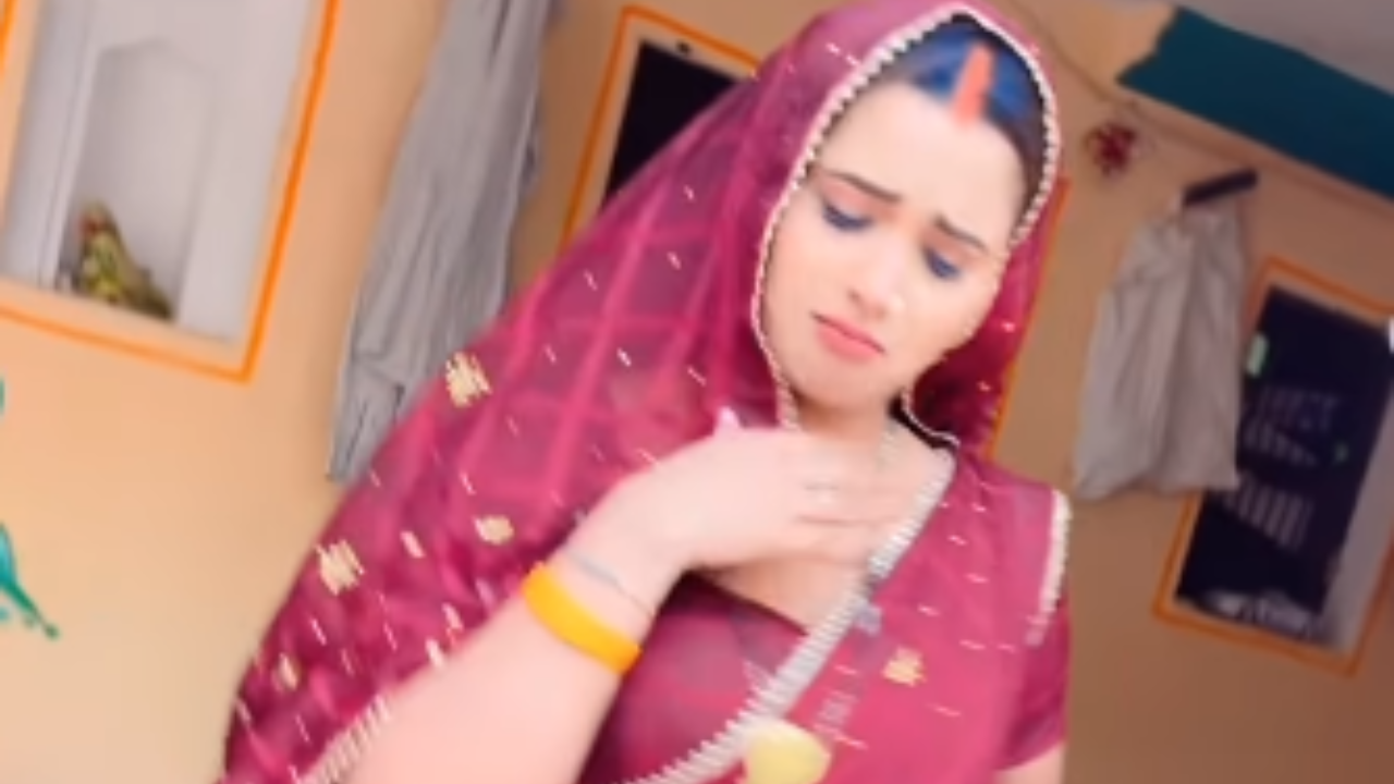 Viral Video: Neelam Giri ने सिर पर बिंदी लगाकर किया डांस, मूव्स देख तेजी से धड़के फैंस के दिल। Viral Video: Neelam Giri ने सिर पर बिंदी लगाकर किया डांस, मूव्स देख तेजी से धड़के फैंस के दिल।