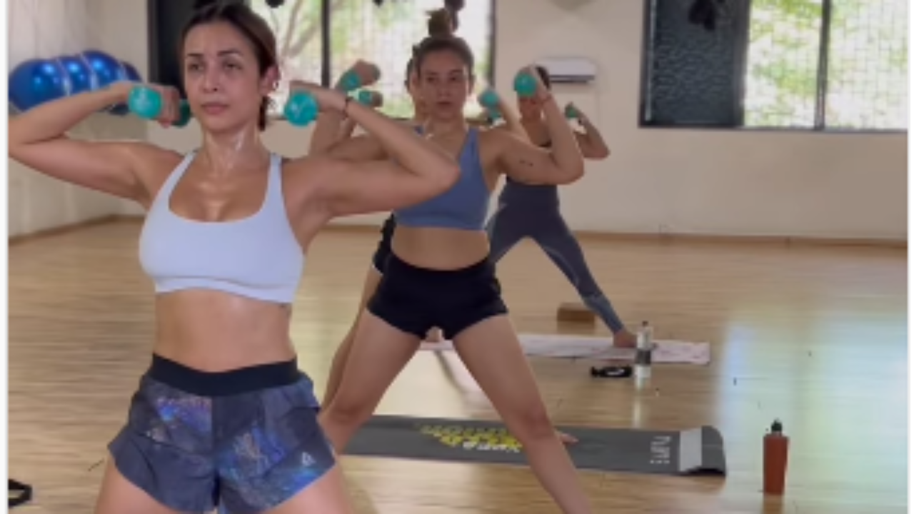 सेक्सी अंदाज में वर्कआउट करती हैं Malaika Arora, हॉट वीडियो ने इंटरनेट पर उड़ाए फैंस के पसीने सेक्सी अंदाज में वर्कआउट करती हैं Malaika Arora, हॉट वीडियो ने इंटरनेट पर उड़ाए फैंस के पसीने